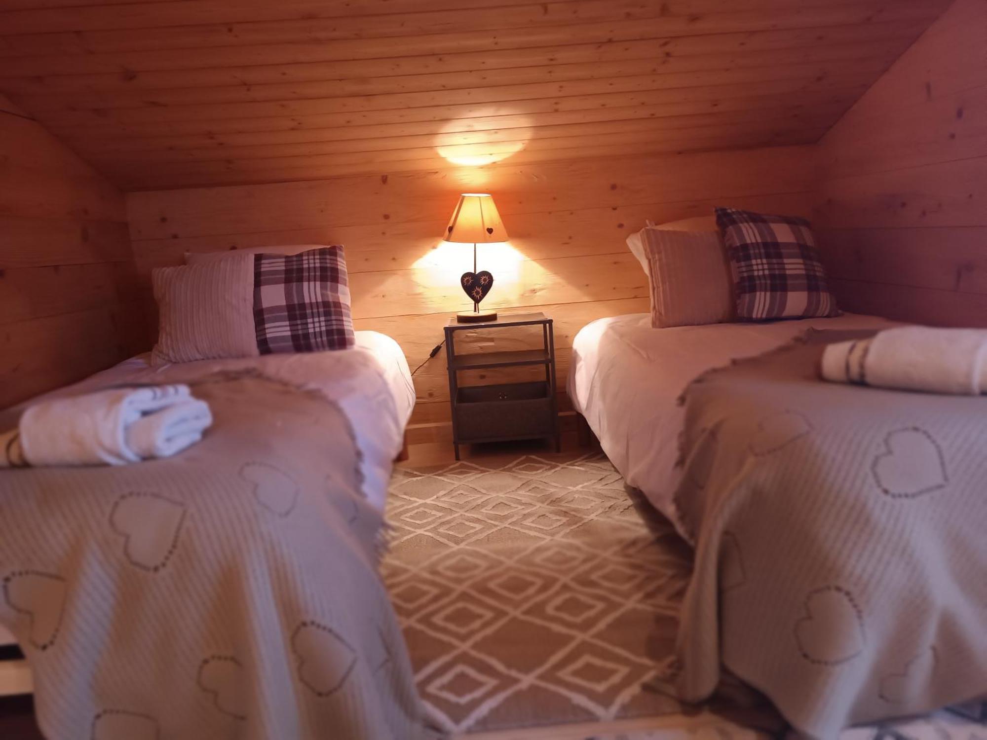 Charming Family Chalet For 8 People, With Private Hot Tub Les Clefs Kültér fotó