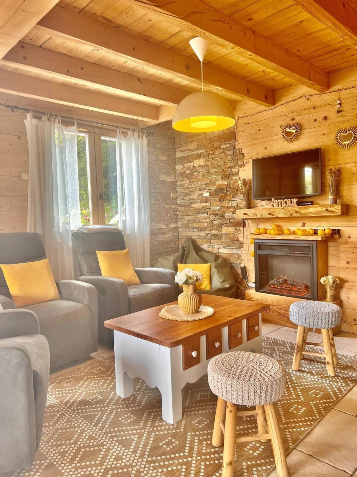 Charming Family Chalet For 8 People, With Private Hot Tub Les Clefs Kültér fotó