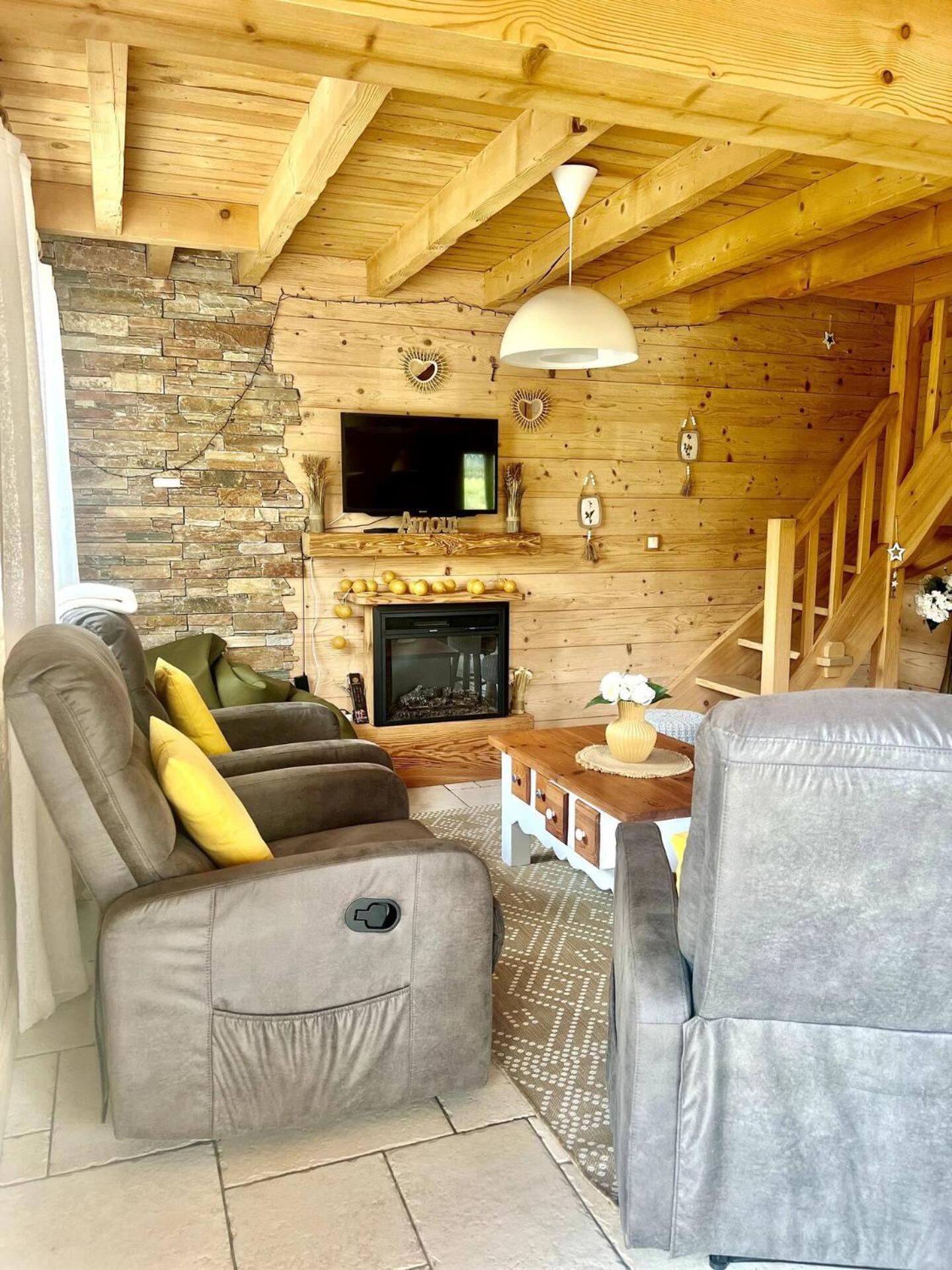 Charming Family Chalet For 8 People, With Private Hot Tub Les Clefs Kültér fotó