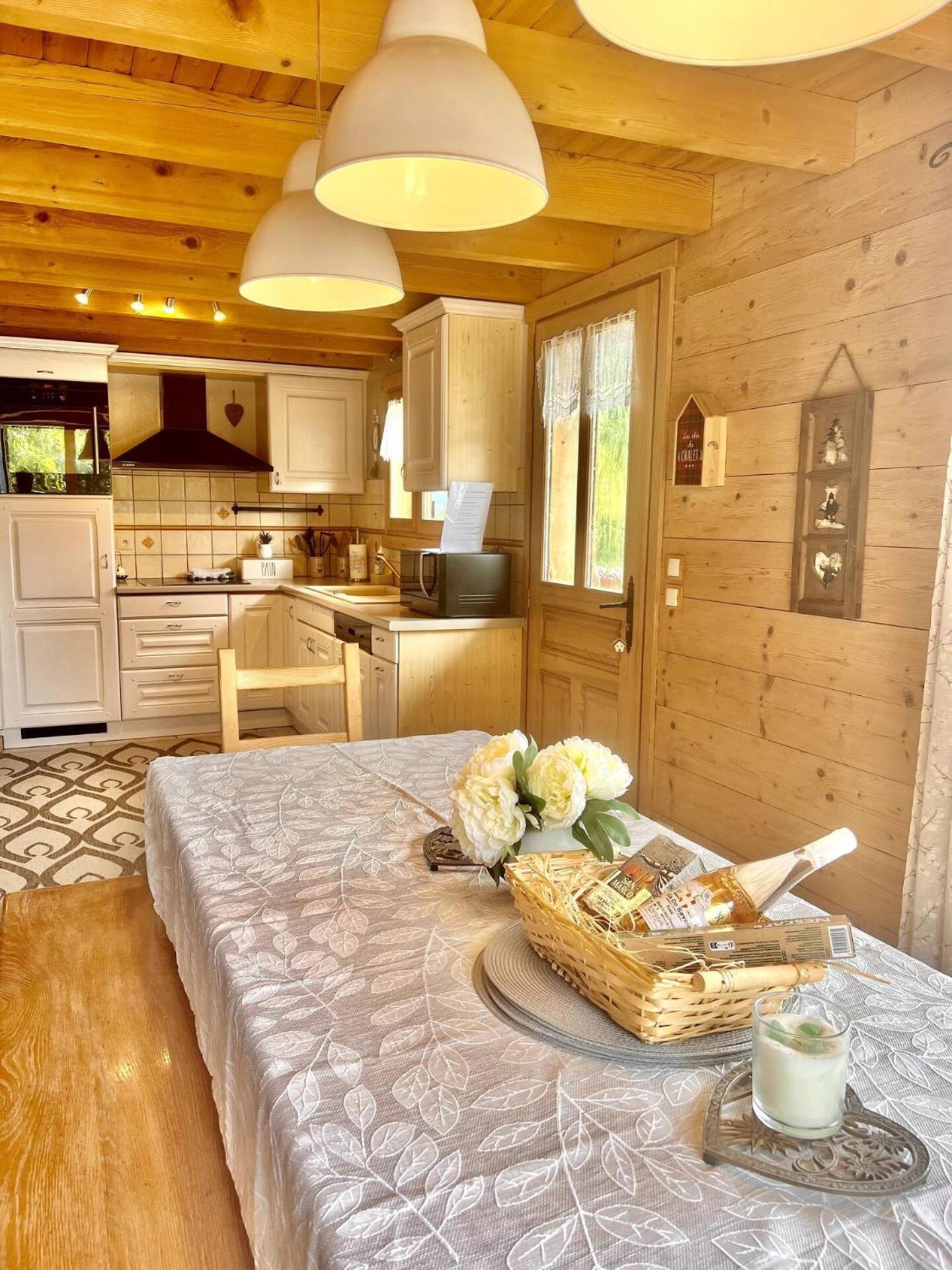 Charming Family Chalet For 8 People, With Private Hot Tub Les Clefs Kültér fotó