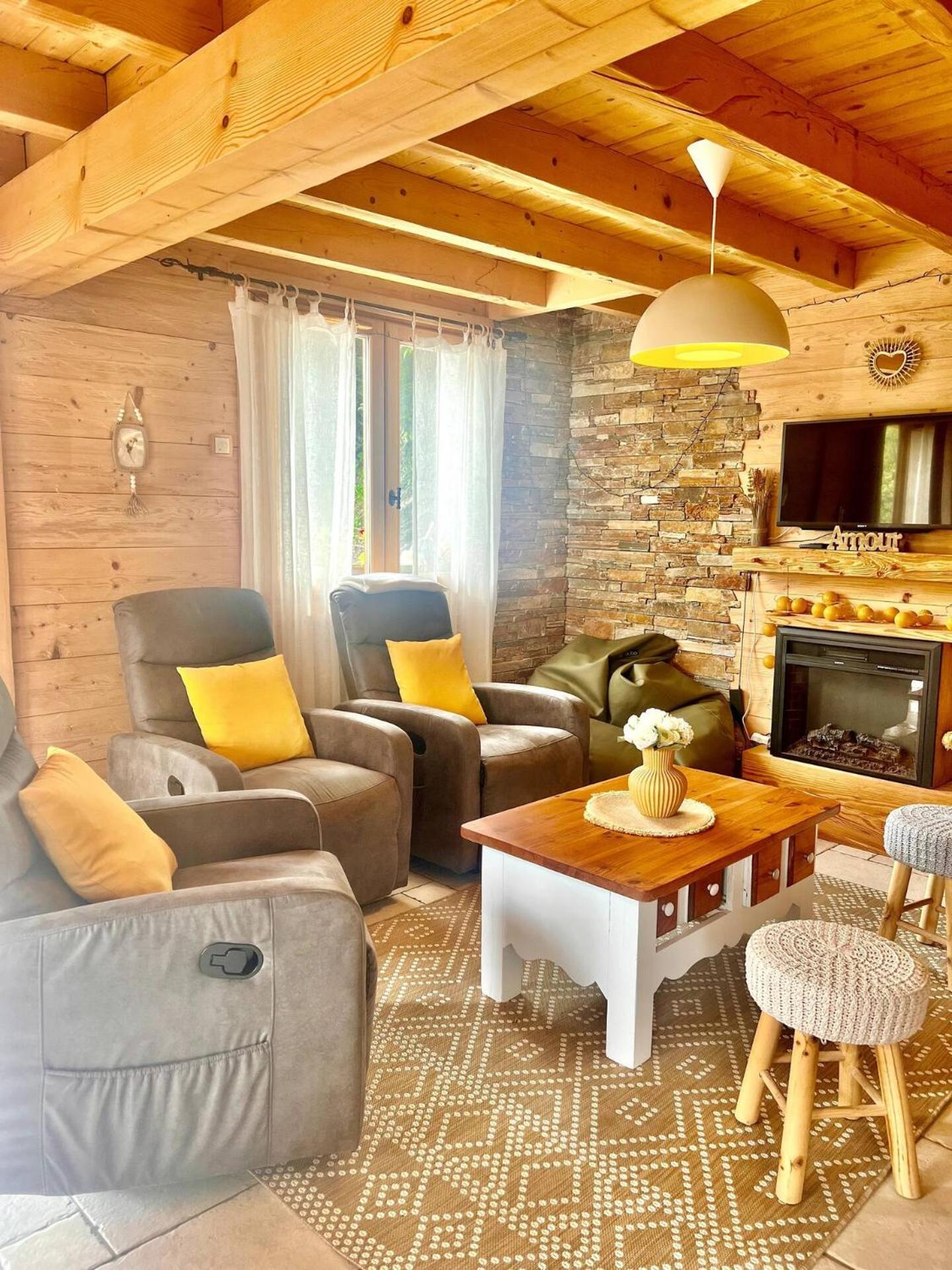 Charming Family Chalet For 8 People, With Private Hot Tub Les Clefs Kültér fotó