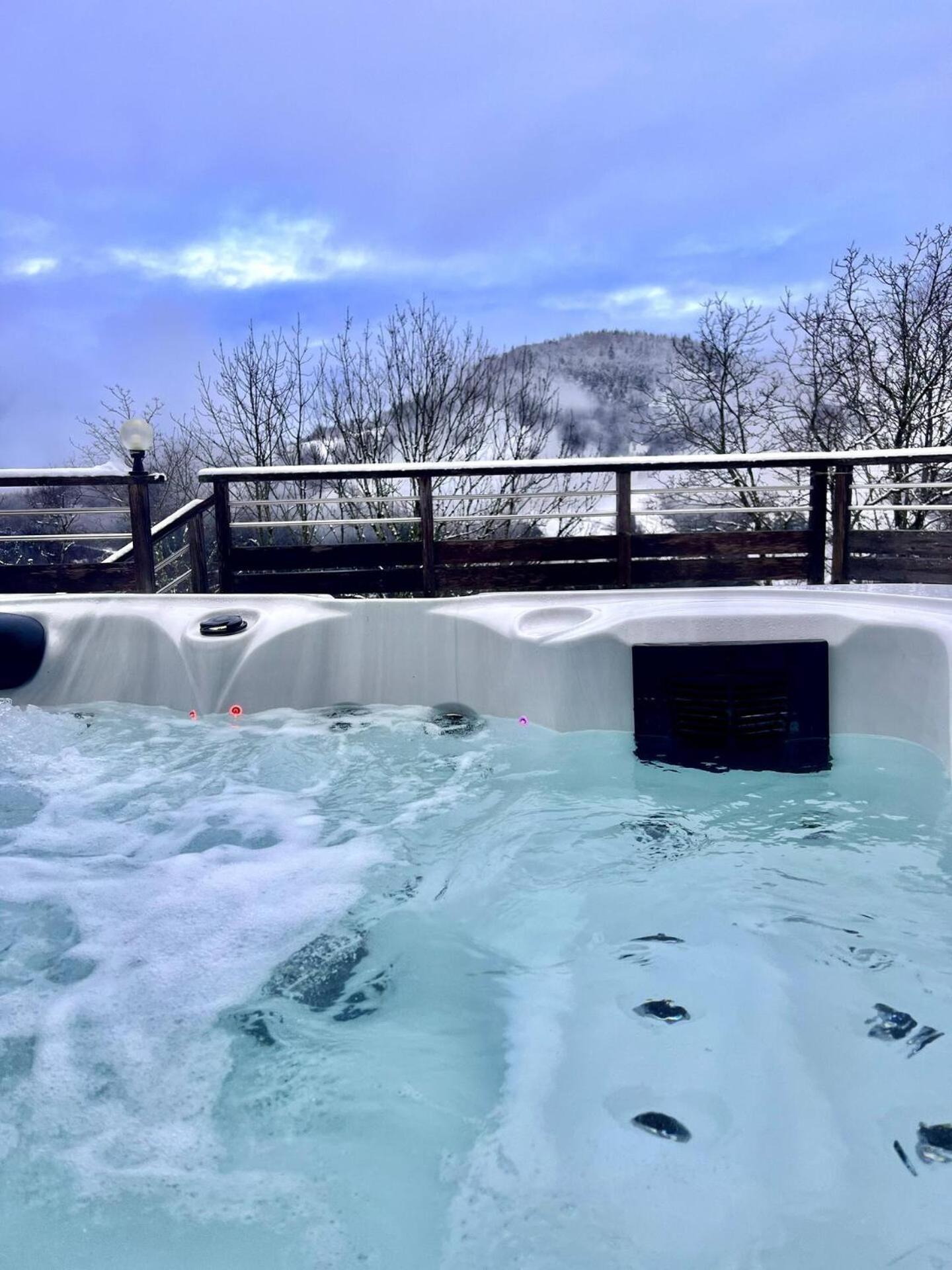 Charming Family Chalet For 8 People, With Private Hot Tub Les Clefs Kültér fotó