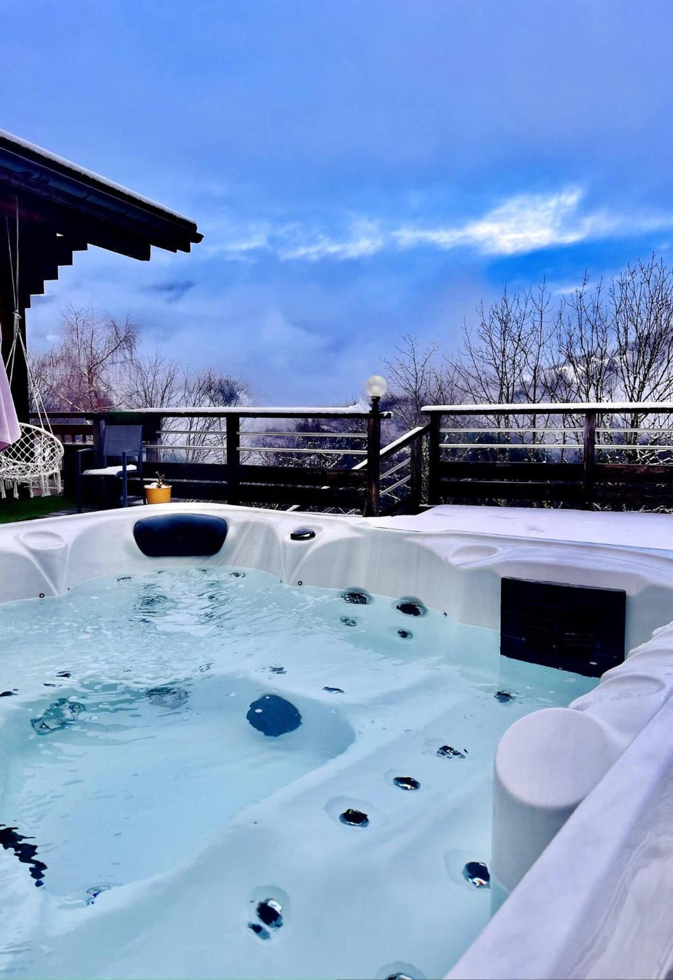 Charming Family Chalet For 8 People, With Private Hot Tub Les Clefs Kültér fotó